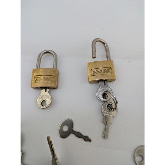 Assorted Padlocks and Keys Lot - Picture 6 of 8